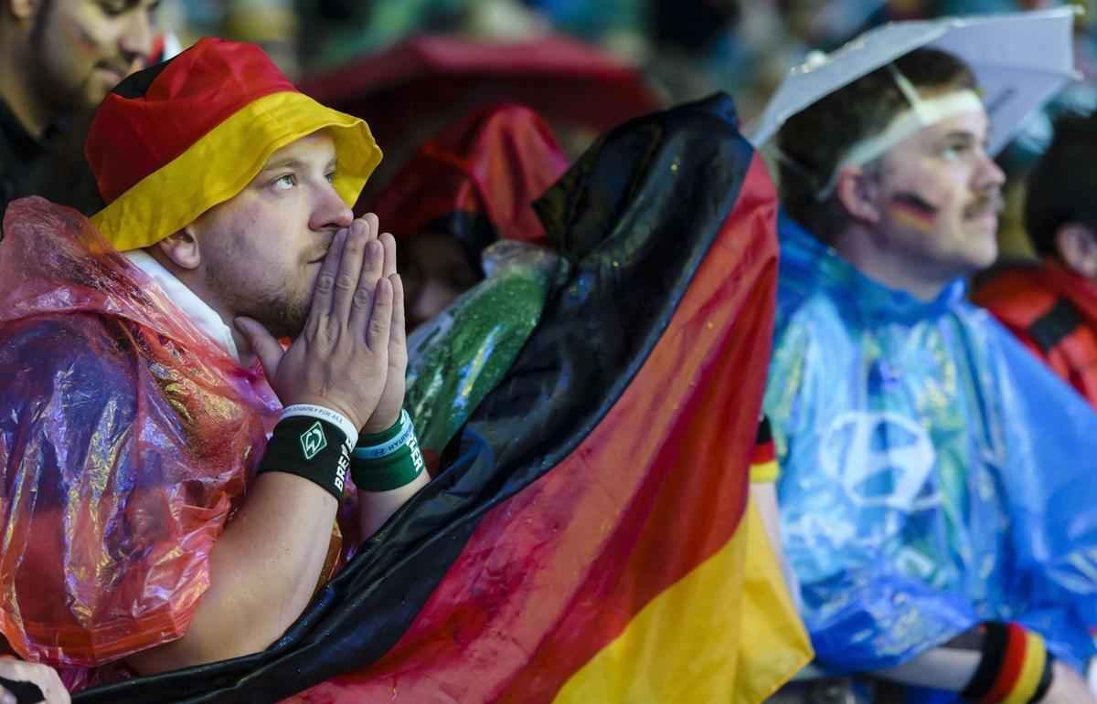 Torcedores alemes em Berlim durante partida emocionante contra a Arglia, que acabou sendo vencida pela Alemanha por 2 a 1 na prorrogao