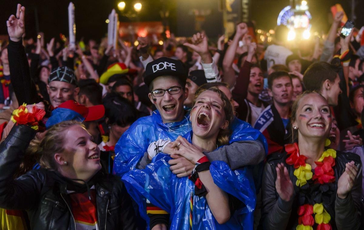 Torcedores alemes em Berlim durante partida emocionante contra a Arglia, que acabou sendo vencida pela Alemanha por 2 a 1 na prorrogao