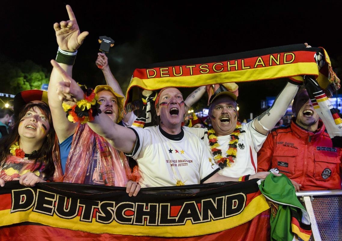Torcedores alemes em Berlim durante partida emocionante contra a Arglia, que acabou sendo vencida pela Alemanha por 2 a 1 na prorrogao