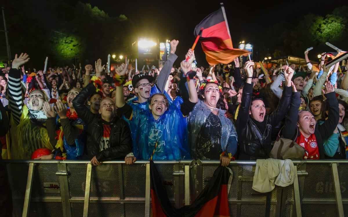 Torcedores alemes em Berlim durante partida emocionante contra a Arglia, que acabou sendo vencida pela Alemanha por 2 a 1 na prorrogao