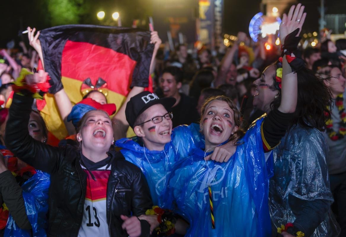 Torcedores alemes em Berlim durante partida emocionante contra a Arglia, que acabou sendo vencida pela Alemanha por 2 a 1 na prorrogao