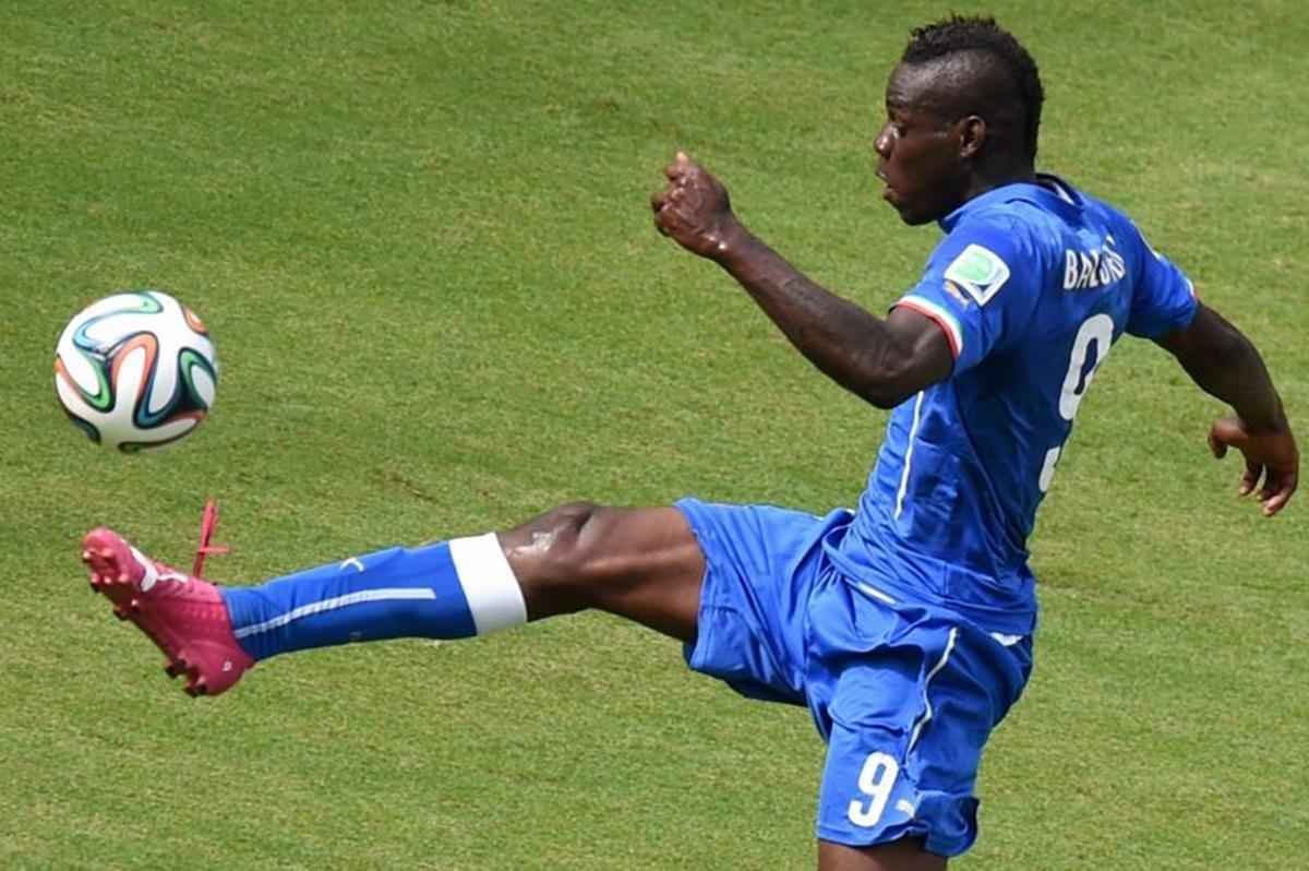 Estrela da seleo da Itlia, Mario Balotelli sempre manteve o silncio em relao s provocaes racistas que sofreu durante toda a carreira. Mas em junho deste ano, depois de ser culpado pela eliminao da Itlia da Copa do Mundo, ele finalmente fez um desabafo. Ele gravou um vdeo em resposta a um torcedor que pediu a ele que no jogasse mais, porque no era um 'italiano de verdade'. Sobre isso, ele afirmou: 'os africanos jamais tratariam um irmo assim. Ns negros, como voc nos chama, estamos anos-luz na frente. Vergonha no  perder um gol ou sofrer algum. Vergonha so coisas como este vdeo. Italiano de verdade! D para acreditar?'