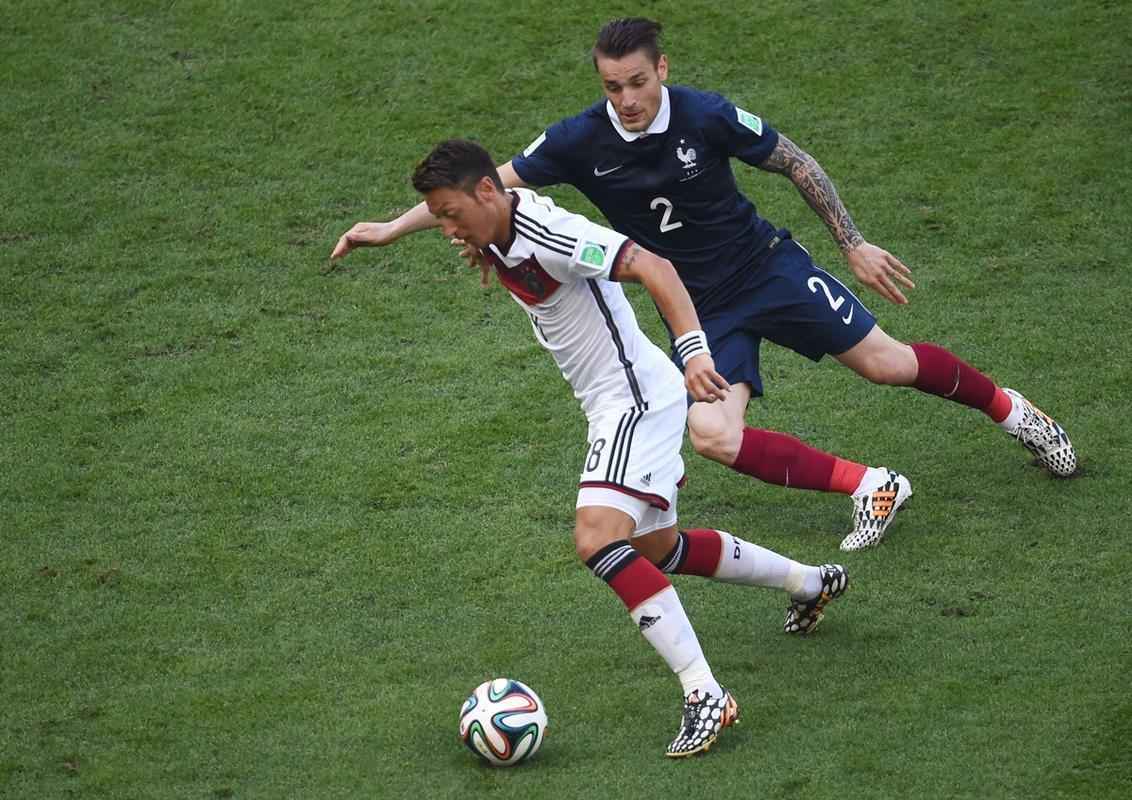 Lance do jogo entre Frana e Alemanha