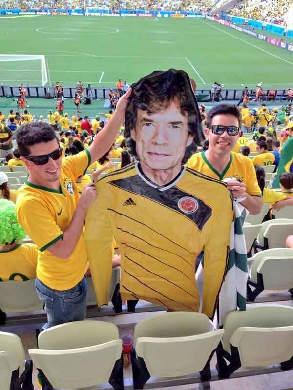 Torcedores brasileiros levam um Mick Jagger (conhecido por ser p frio) vestido com a camisa da Colmbia ao estdio