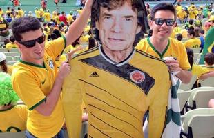 Torcedores brasileiros levam um Mick Jagger (conhecido por ser p frio) vestido com a camisa da Colmbia ao estdio