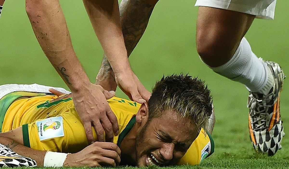 Nas quartas de final disputadas contra a Colmbia nesta sexta-feira, Neymar tomou uma joelhada pelas costas que o tira do resto da Copa