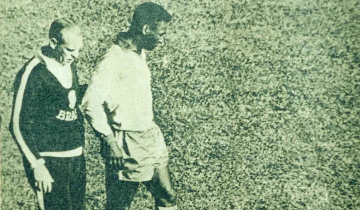 Aos 21 anos, Pel chegou ao Mundial do Chile como o principal jogador da equipe e, na estreia, fez um gol na vitria por 2 x 0 contra o Mxico. Na segunda partida, contra a Tchecoslovquia, sofreu um estiramento na coxa. A leso o tirou da Copa, mas Garrincha e cia trouxeram o bi.