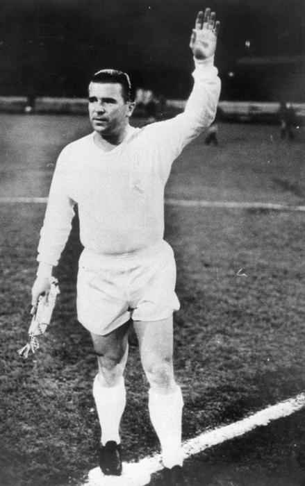 Puskas, principal craque da Hungria, levou uma entrada por trs na vitria por 8 x 3 contra a Alemanha Ocidental e torceu o tornozelo, na primeira fase da Copa de 1954. A leso foi grave o suficiente para que ele ficasse fora das duas vitrias seguintes. Voltou para a final, mas o ttulo ficou com os carrascos alemes.