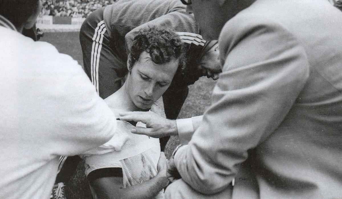 A partida da Alemanha contra a Itlia valia uma vaga na final do Mundial de 1970. Aps o 1 x 1 no tempo normal, uma prorrogao maluca, com seis gols e deslocamento do ombro de Beckenbauer. O Kaiser continuou no campo, enfaixado, at o fim. Mas os alemes perderam por 4 x 3. 