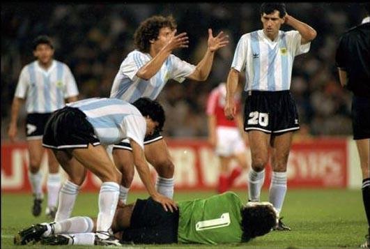 O goleiro Nery Pumpido era um dos destaques da Argentina na Copa de 1990, mas falhou logo no primeiro jogo, em que a albiceleste perdeu para Camares. Na segunda partida, contra a Unio Sovitica, quebrou a perna e deu lugar a Goycochea. Com o reserva, a equipe chegou ao vice.