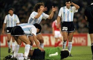 O goleiro Nery Pumpido era um dos destaques da Argentina na Copa de 1990, mas falhou logo no primeiro jogo, em que a albiceleste perdeu para Camares. Na segunda partida, contra a Unio Sovitica, quebrou a perna e deu lugar a Goycochea. Com o reserva, a equipe chegou ao vice.