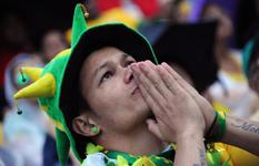 Desolação da torcida brasileira depois de cinco gols contra o Brasil