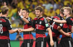  Philipp Lahm cruza na medida para Andr Schurrle, que finaliza bonito para fazer o sexto gol da Alemanha