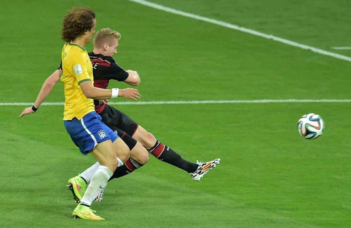 Andr Schurrle fecha a goleada sobre o Brasil. Mesut Ozil cruza na medida para Andr Schurrle, que finaliza no alto. A bola beija o travesso e entra