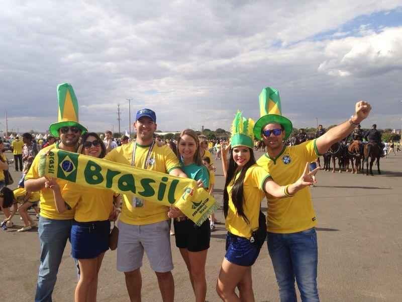 Brasileiros aguardam o jogo contra a Holanda