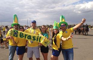 Brasileiros aguardam o jogo contra a Holanda