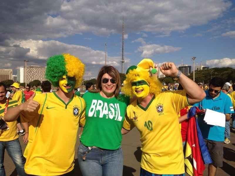 Brasileiros aguardam a partida