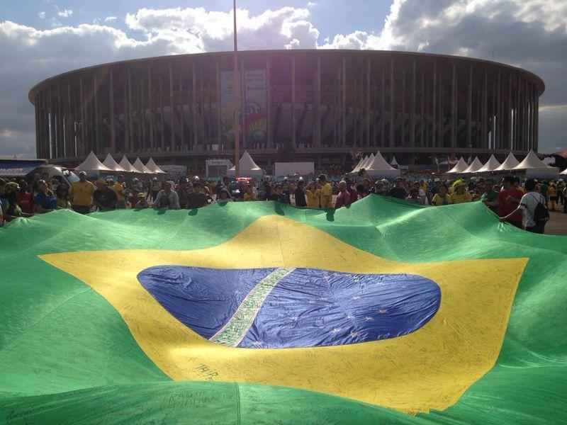 Brasileiros estiram bandeira gigante do lado de fora do estdio