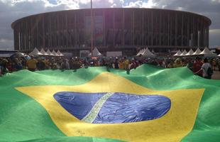 Brasileiros estiram bandeira gigante do lado de fora do estdio