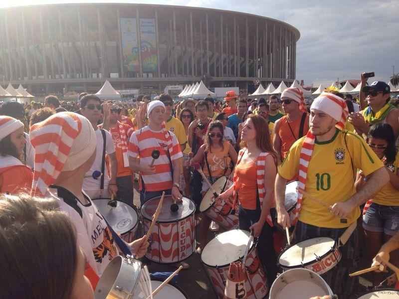 Bateria em frente ao Estdio Nacional