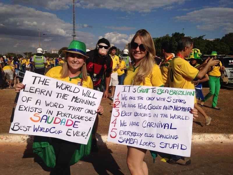 Meninas tentam explicar aos gringos o significado de 'saudade' e falam dos pontos positivos do Brasil