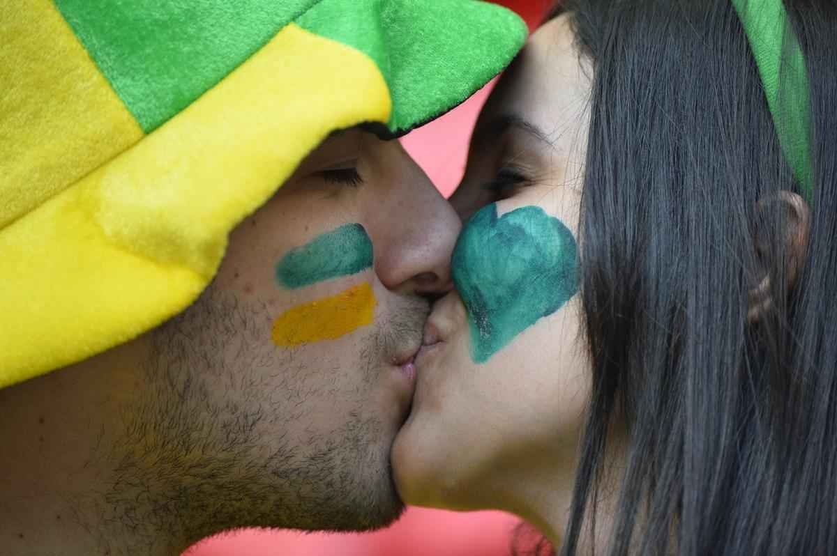 Casal de brasileiros se beija na arquibancada