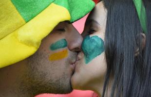 Casal de brasileiros se beija na arquibancada