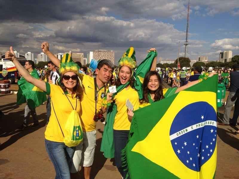 Brasileiros levam bandeiras e enfeites para o jogo