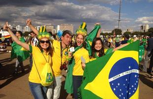 Brasileiros levam bandeiras e enfeites para o jogo