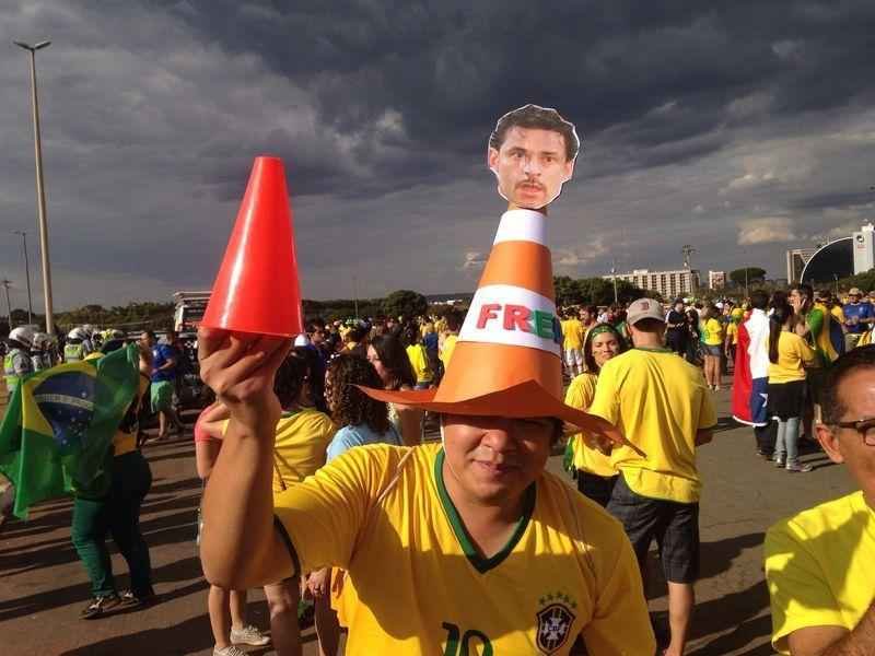 Torcedor usa um cone na cabea para criticar o jogador Fred