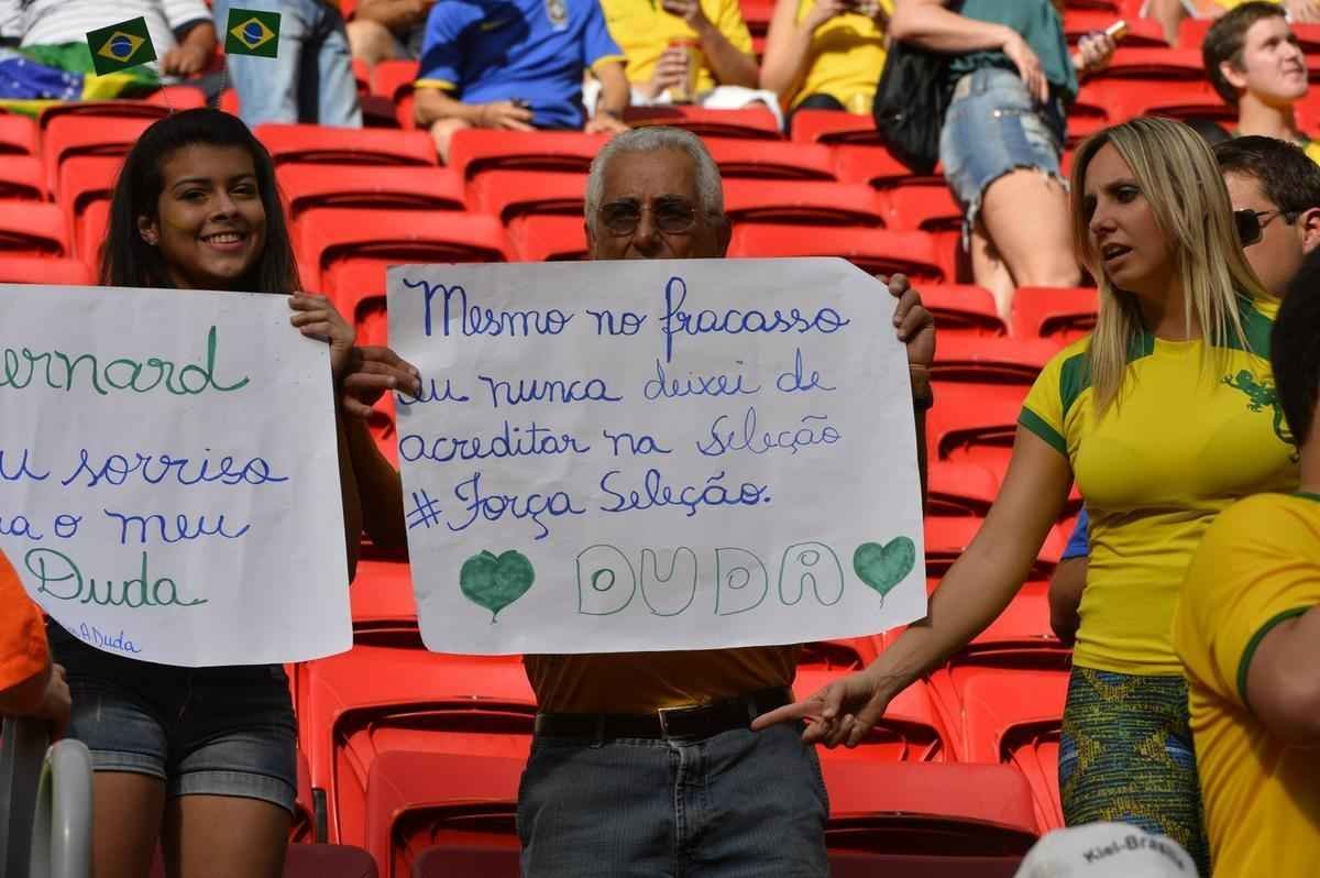 Mesmo no fracasso, torcedores no deixam de acreditar na Seleo