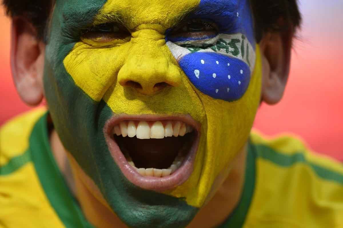 Brasileiro pinta a bandeira no rosto para o jogo