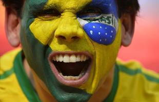 Brasileiro pinta a bandeira no rosto para o jogo