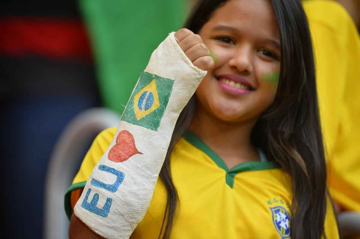 Mesmo com brao engessado, torcedora comparece ao estdio