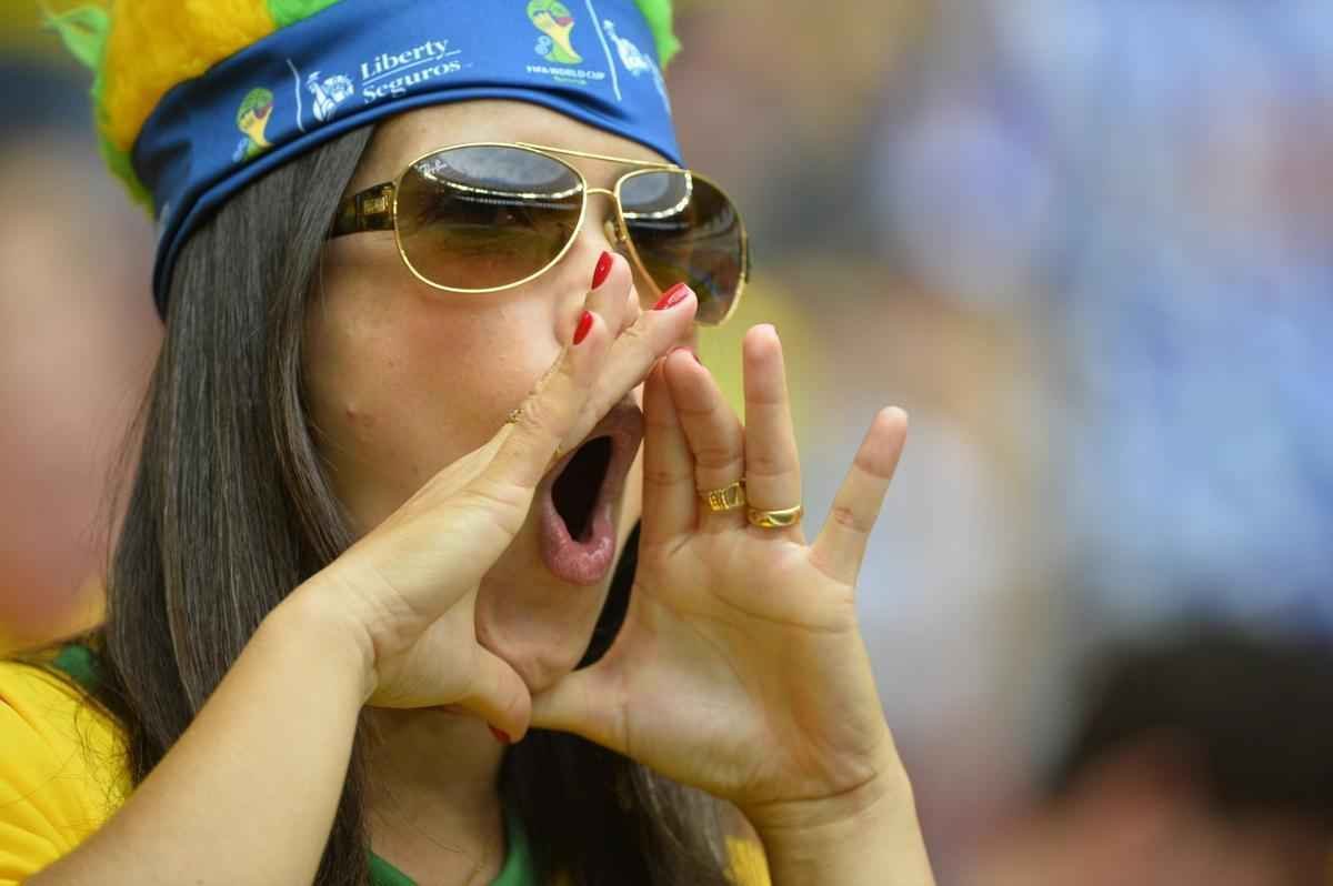 Mulher usa cocar para torcer pelo Brasil