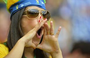 Mulher usa cocar para torcer pelo Brasil