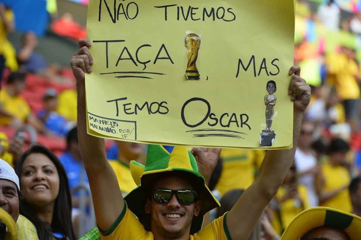 Com bom humor, torcedor escreve que o Brasil no tem taa, mas tem o jogador Oscar 
