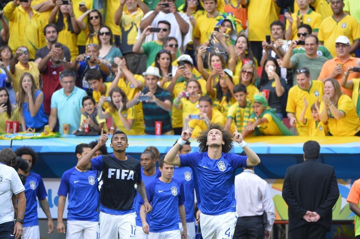 Torcida animada atrs de David Luiz