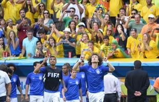 Torcida animada atrs de David Luiz