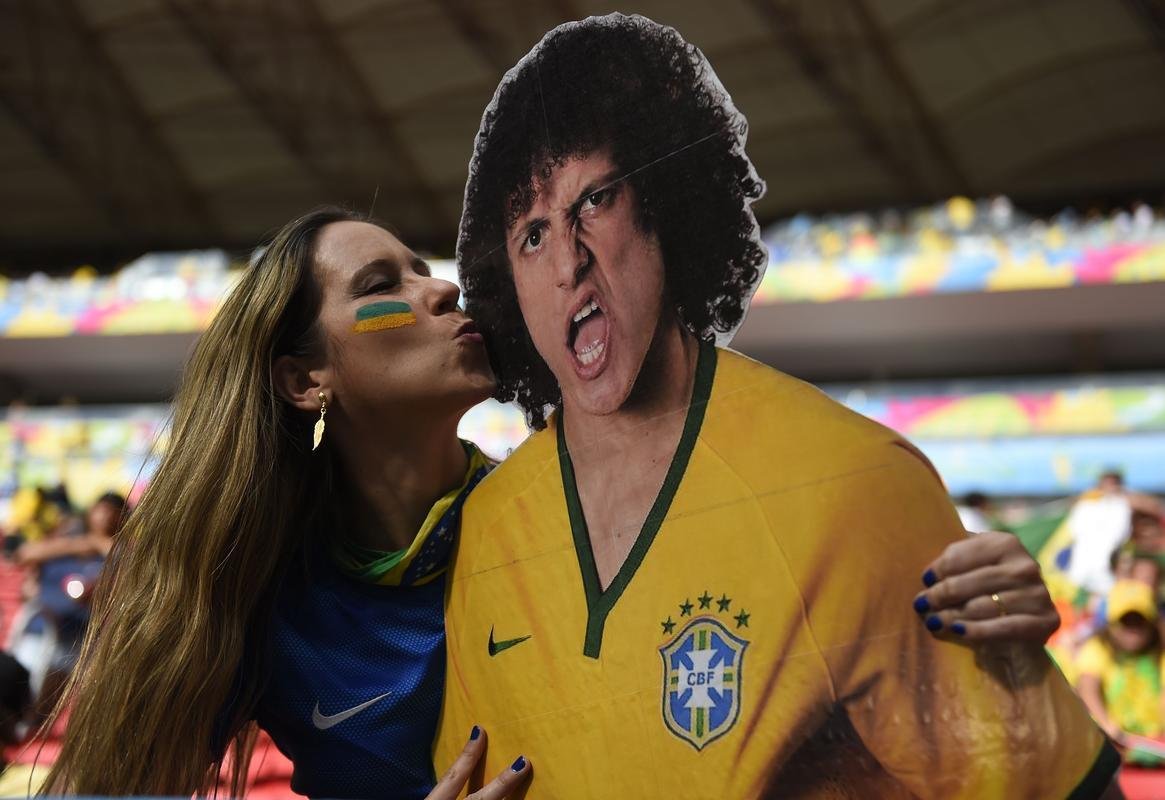 Torcedora beija uma rplica de David Luiz, o queridinho do Brasil