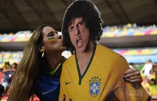 Torcedora beija uma rplica de David Luiz, o queridinho do Brasil