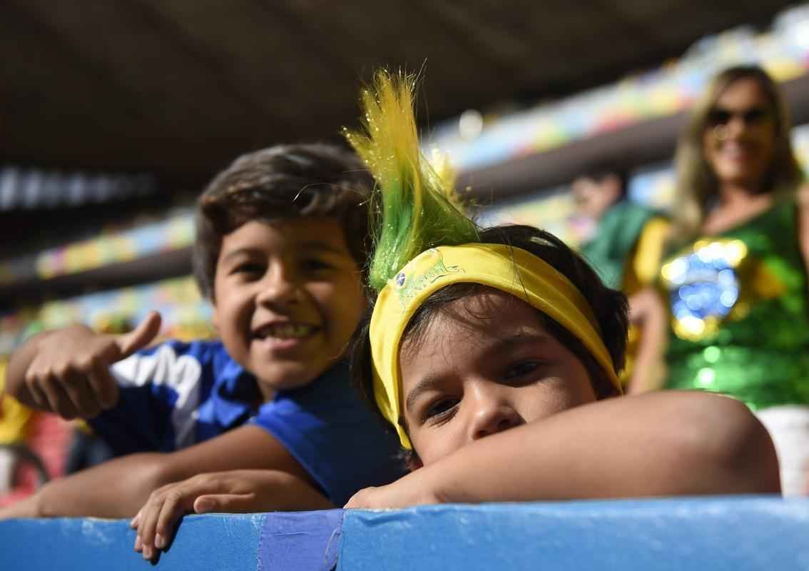 Crianas assistem  partida