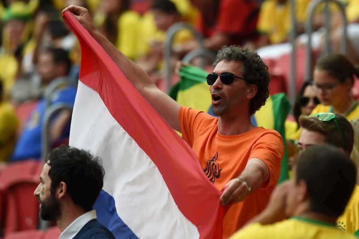 Torcedor da Holanda leva bandeira para estdio