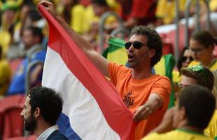 Torcedor da Holanda leva bandeira para estdio