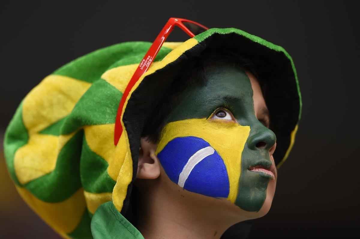 Rosto pintado e chapu para torcer pelo Brasil