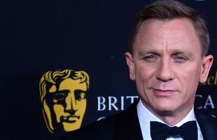 At James Bond comparece, ou melhor, Daniel Craig, o 007 dos filmes atuais