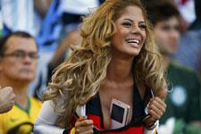 Torcedora alemã imita Larissa Riquelme e leva torcida à loucura na final da Copa