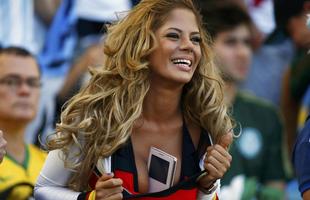 A torcedora alem levou a torcida  loucura no Maracan, aps tirar a blusa e ficar apenas de biquni na final da Copa do Mundo