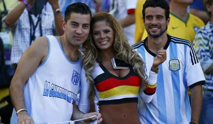 A torcedora alem levou a torcida  loucura no Maracan, aps tirar a blusa e ficar apenas de biquni na final da Copa do Mundo