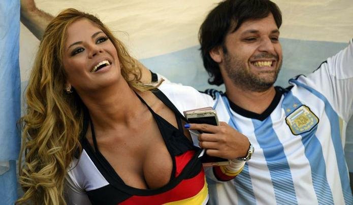 A torcedora alem levou a torcida  loucura no Maracan, aps tirar a blusa e ficar apenas de biquni na final da Copa do Mundo